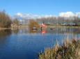 Kraan midden in viswater